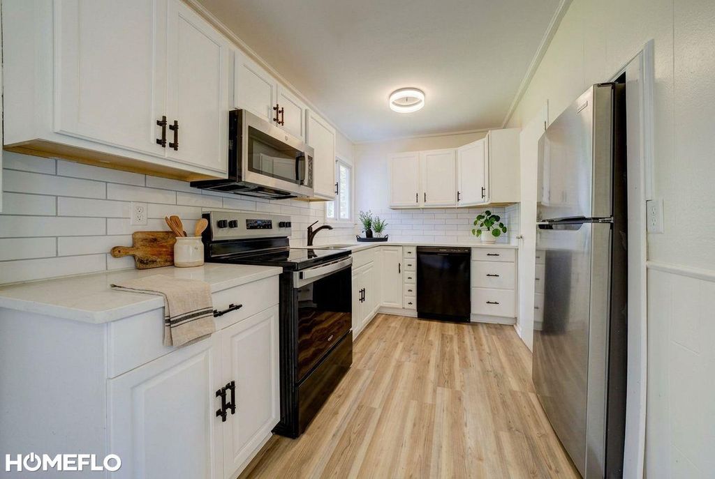 6072 Center Rd, Traverse City