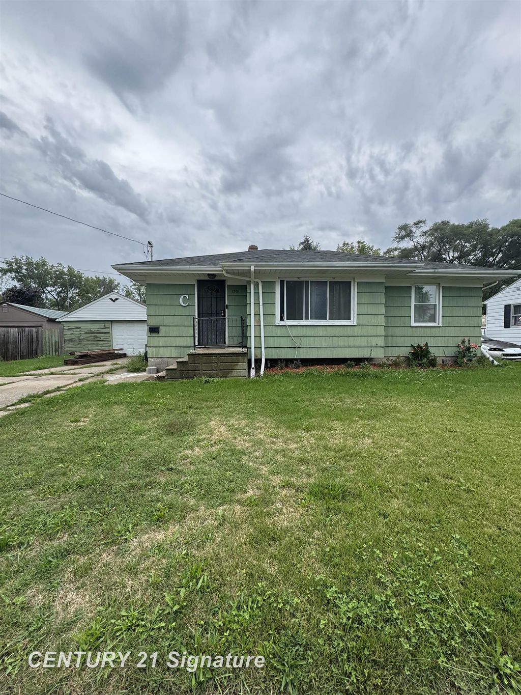 1551 Gilbert St, Saginaw