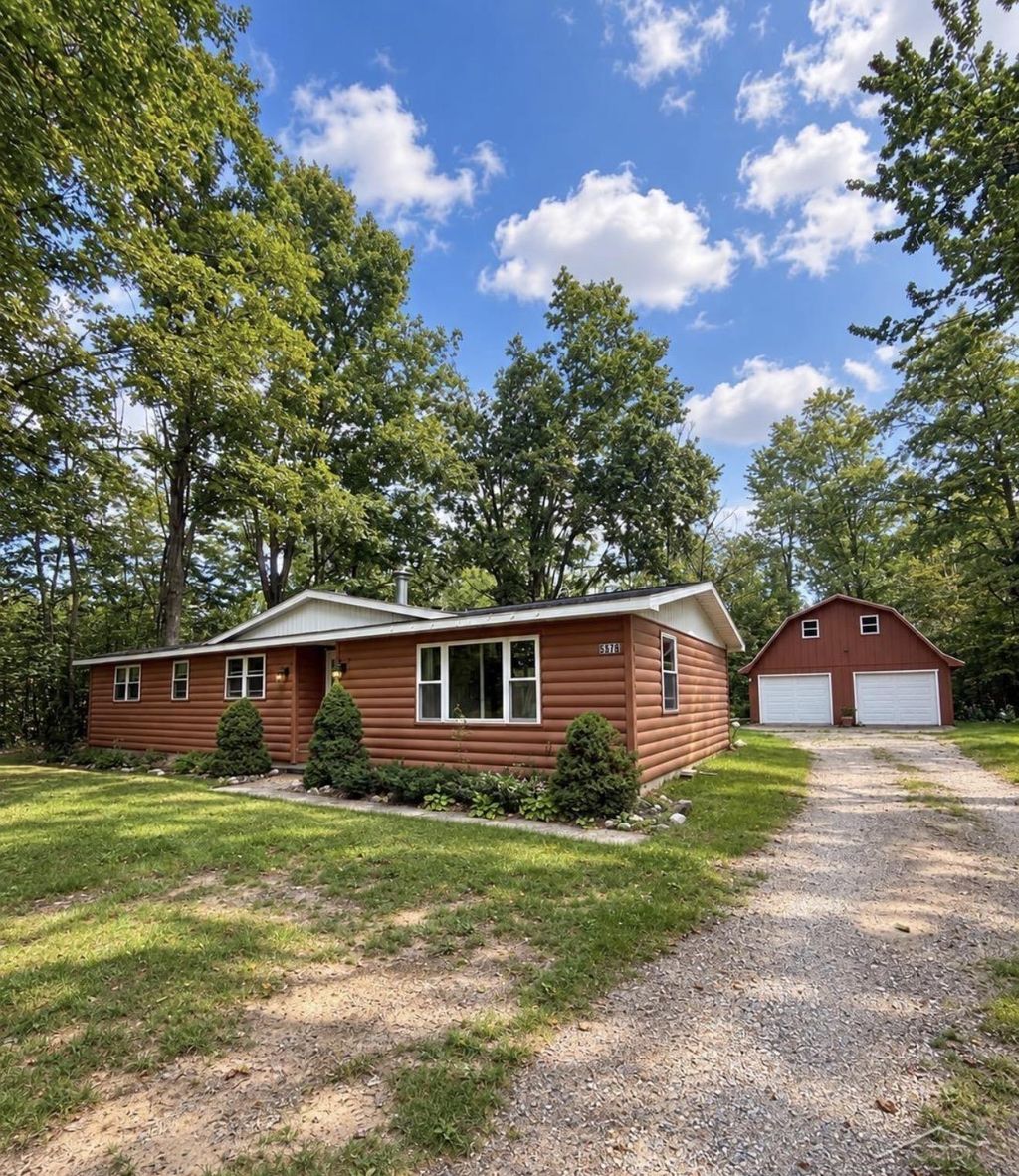 9378 Whispering Pines Dr, Mancelona