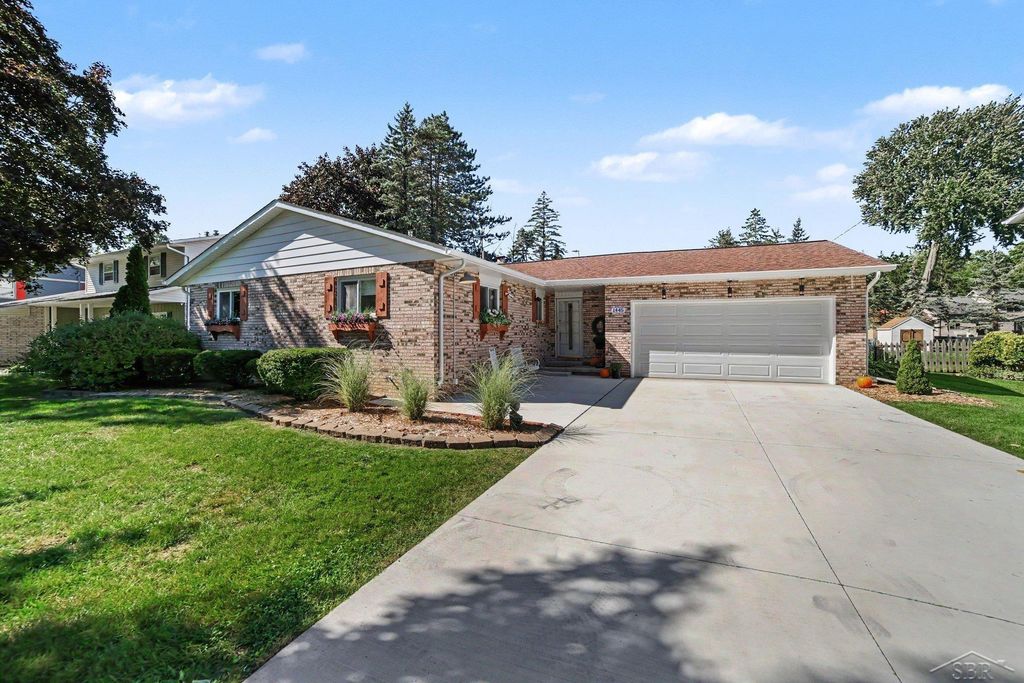 1445 Vancouver Dr, Saginaw