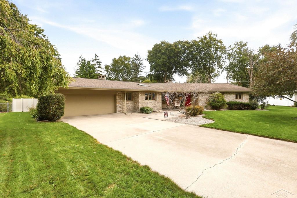 810 Fairway Dr, Saginaw