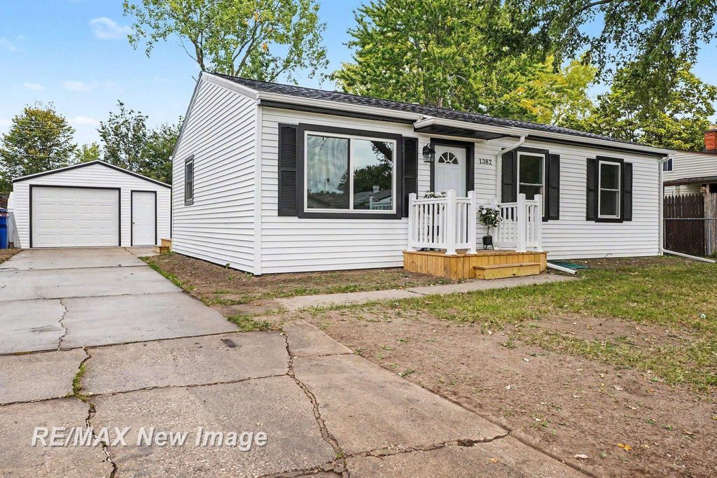 1382 Flanders Dr, Saginaw
