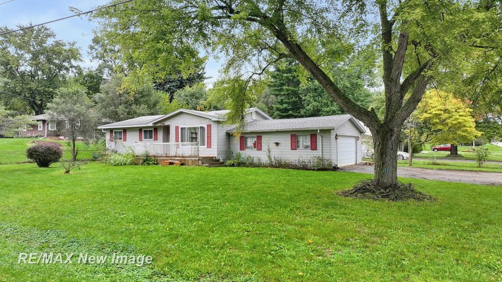 3396 Blue Lake Dr, Flint