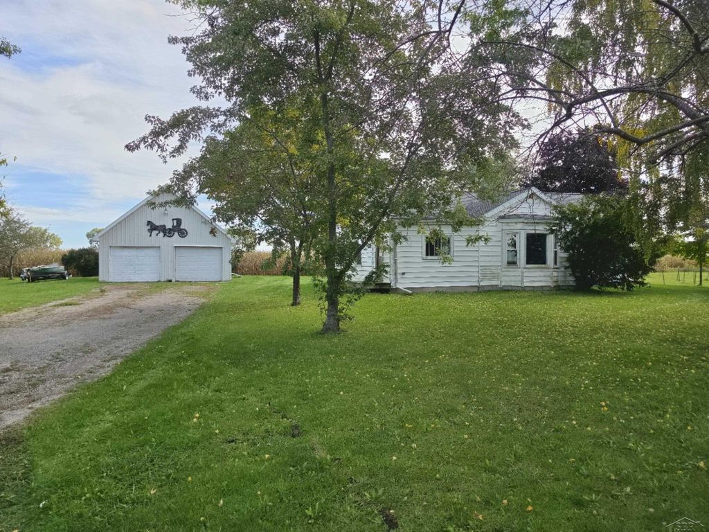 8775 East Rd, Burt