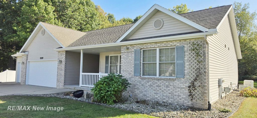 1290 Woodfield Trl, Hemlock