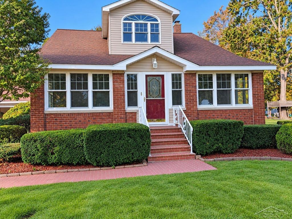 313 N Grove St, Standish