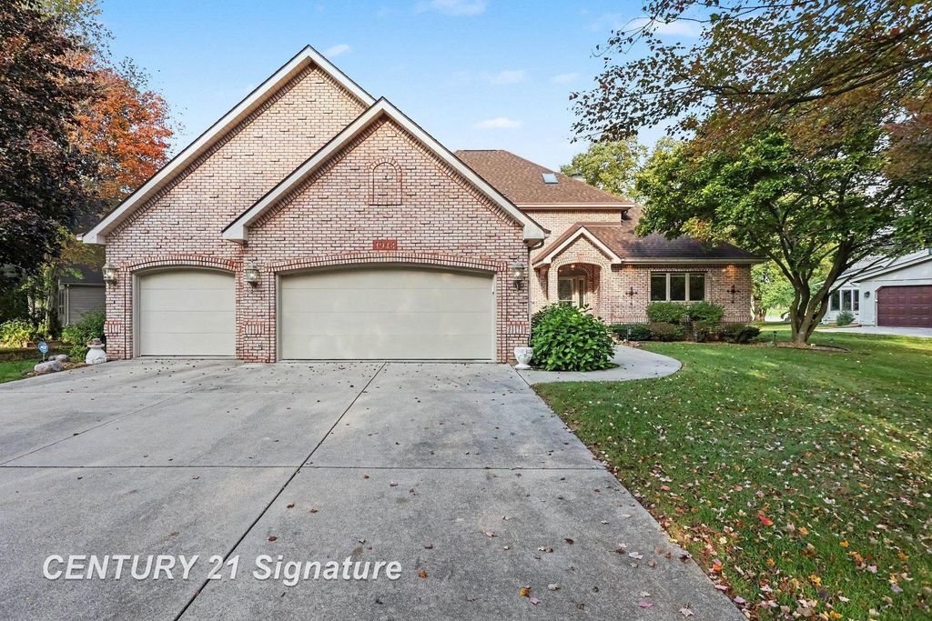 1944 E Lake Circle Dr, Saginaw