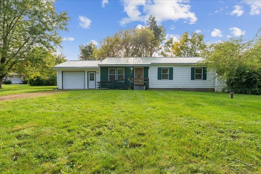 186 Bee Gee Ct, Lapeer