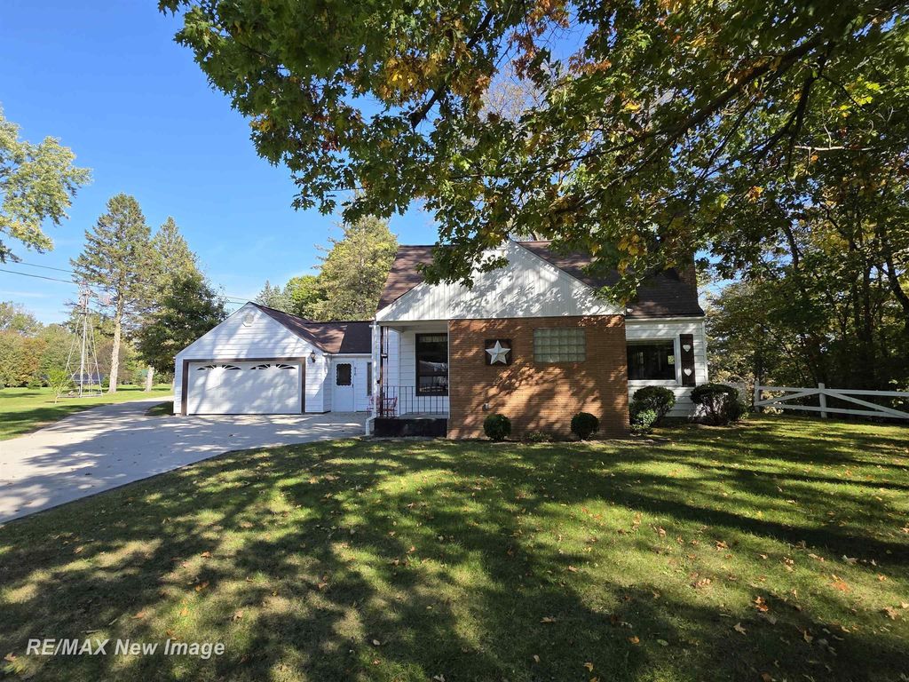 810 N Line St, Chesaning