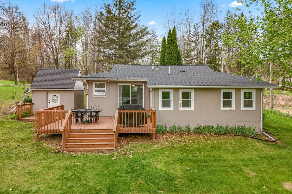 7901 Topinabee Drive, Reading township