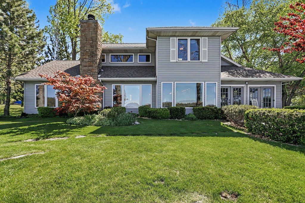 930 Nature Lane, Kinderhook township