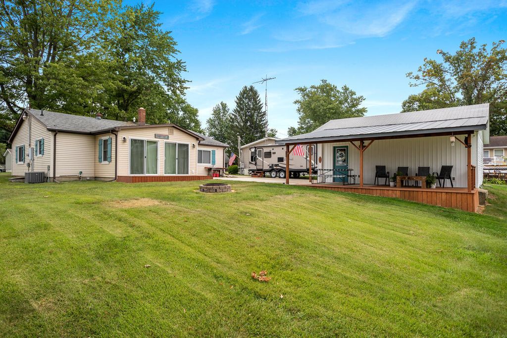 418 W Russell Drive, Ovid township