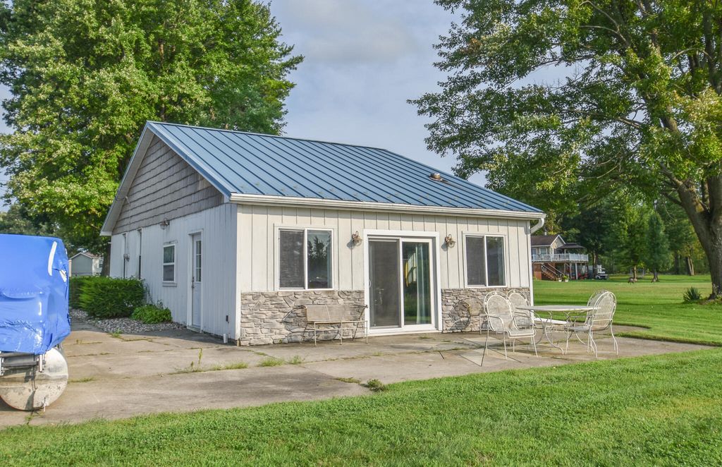 416 W Russell Drive, Ovid township