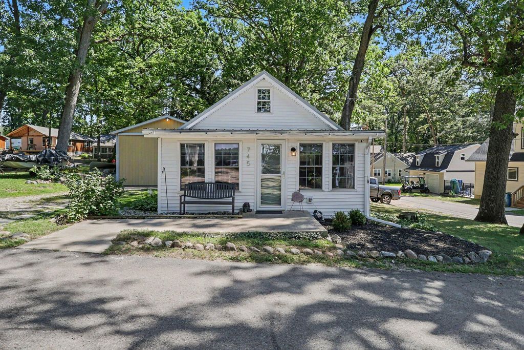 745 Waterfront Drive, Kinderhook township