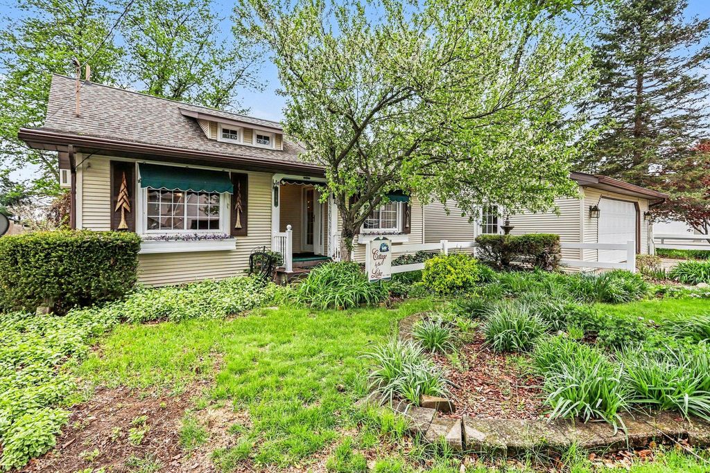 289 Lyon Lake Road, Fredonia township