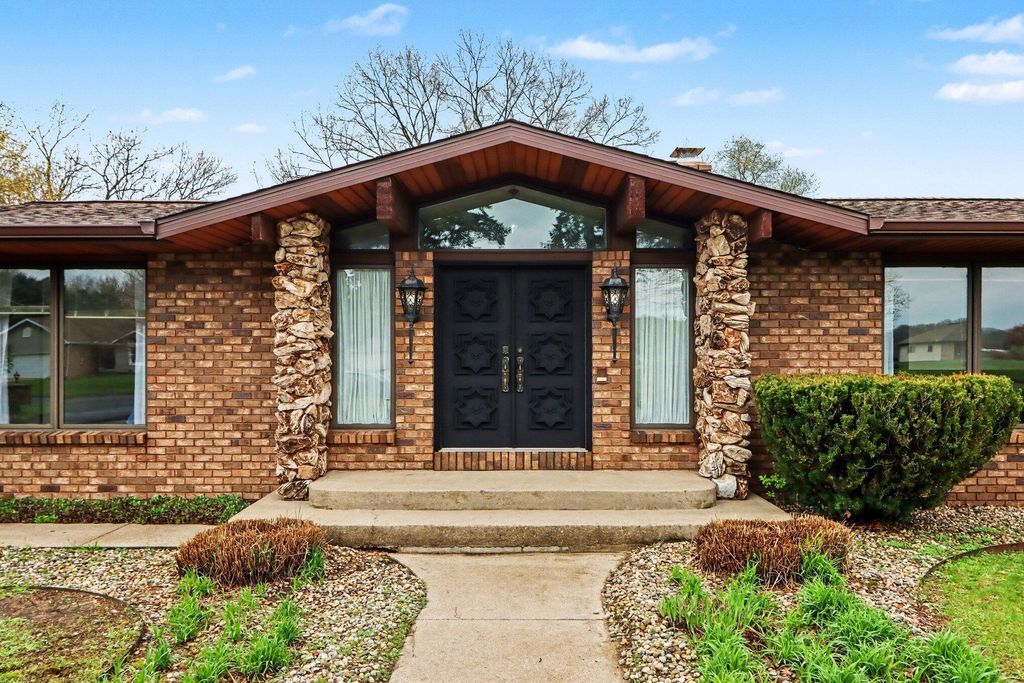 56585 Fairway, Paw Paw township