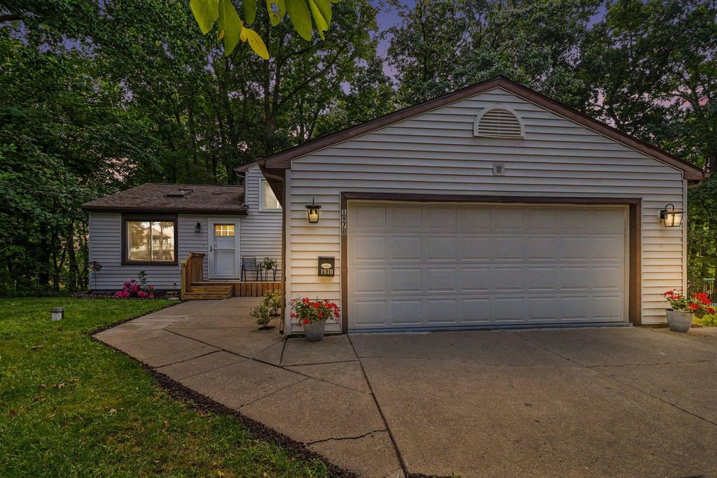 1970 Country Club Way, Clarence township