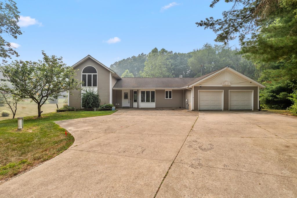 8270 Huff Road, Assyria township