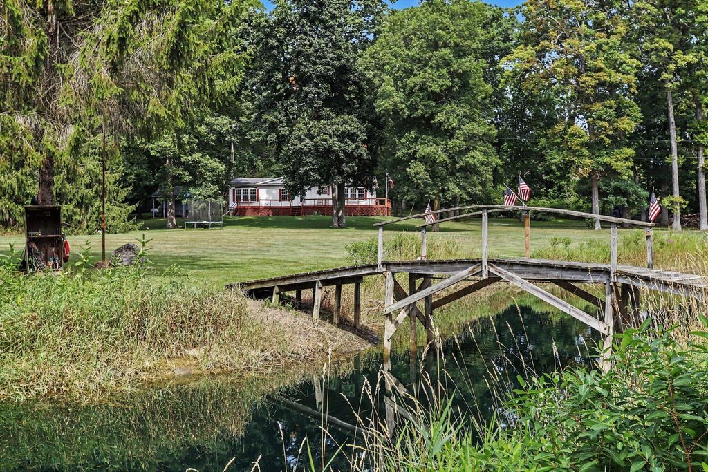 18576 T Drive S, Clarendon township