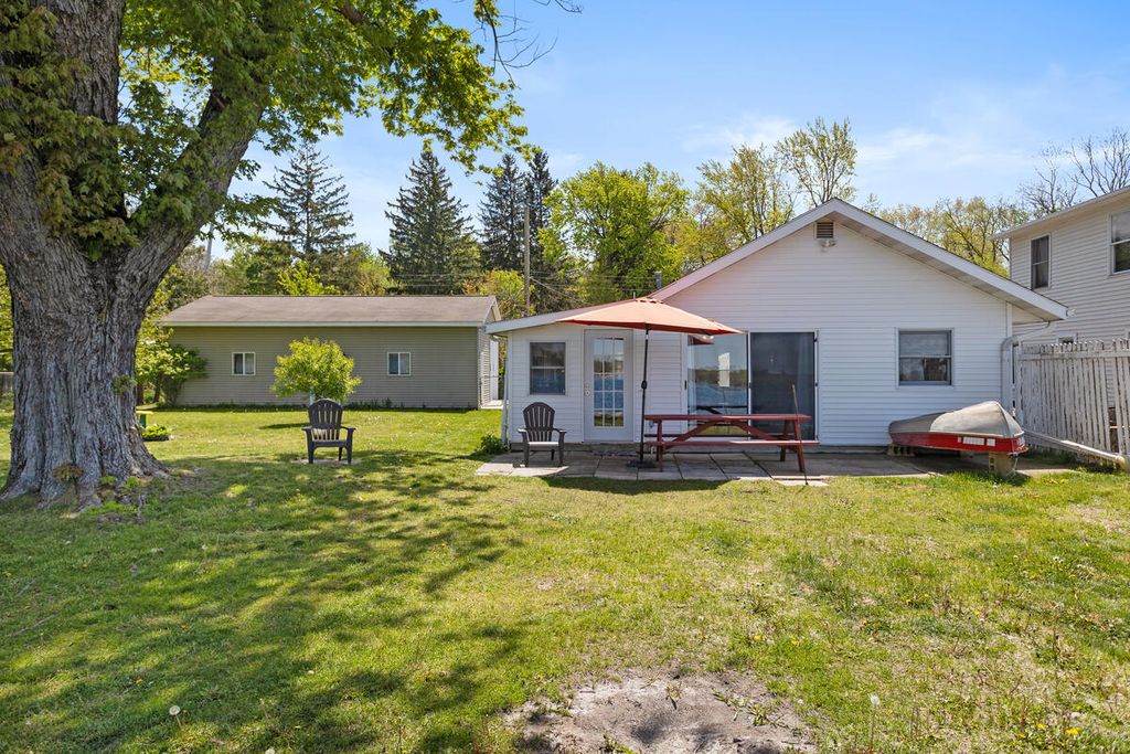 11334 E Shore Drive, Barry township