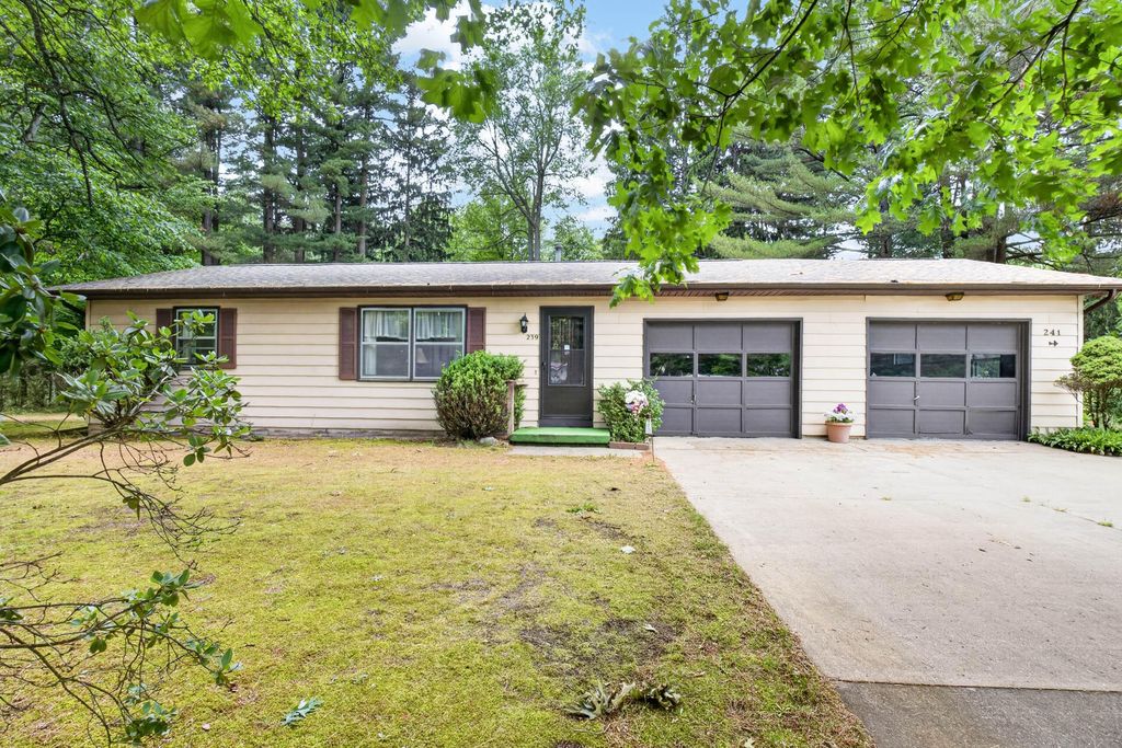 239 Pine Ridge Road, Bedford charter township
