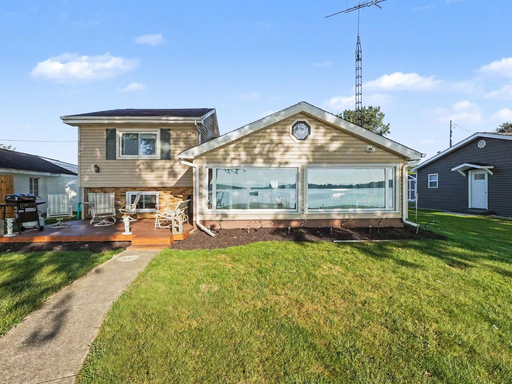 163 Lakeside Drive, Quincy township