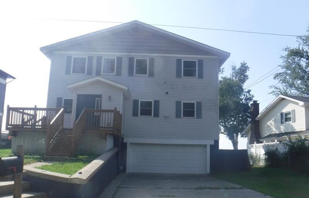 2918 E Shore Drive, Portage