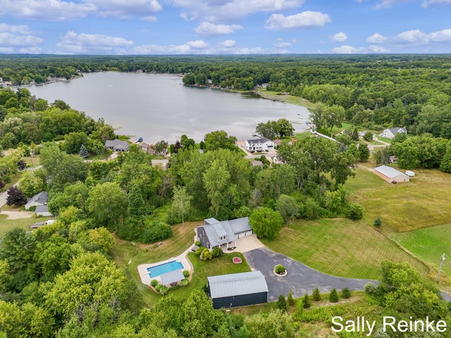 303 Broman Street Ne, Algoma township