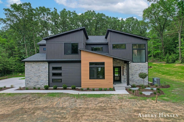 8332 Ramsdell Drive Ne, Cannon township