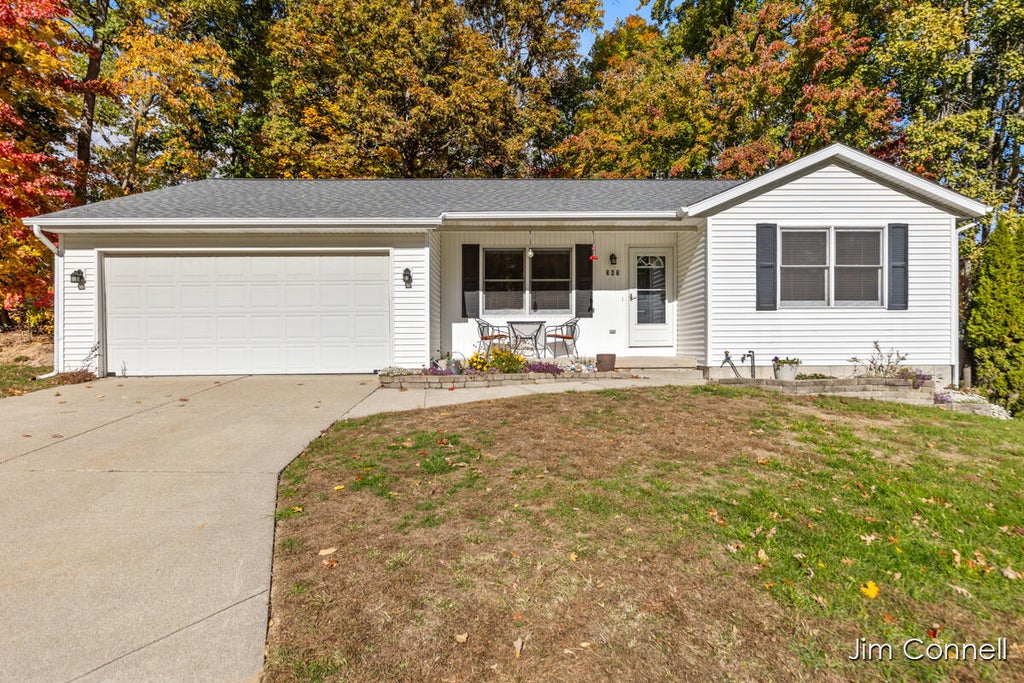 347 Duke Of York Court Nw, Plainfield charter township