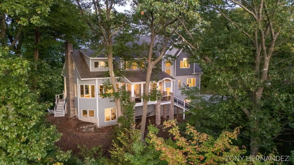 4675 Forest Ridge Drive, Laketown township