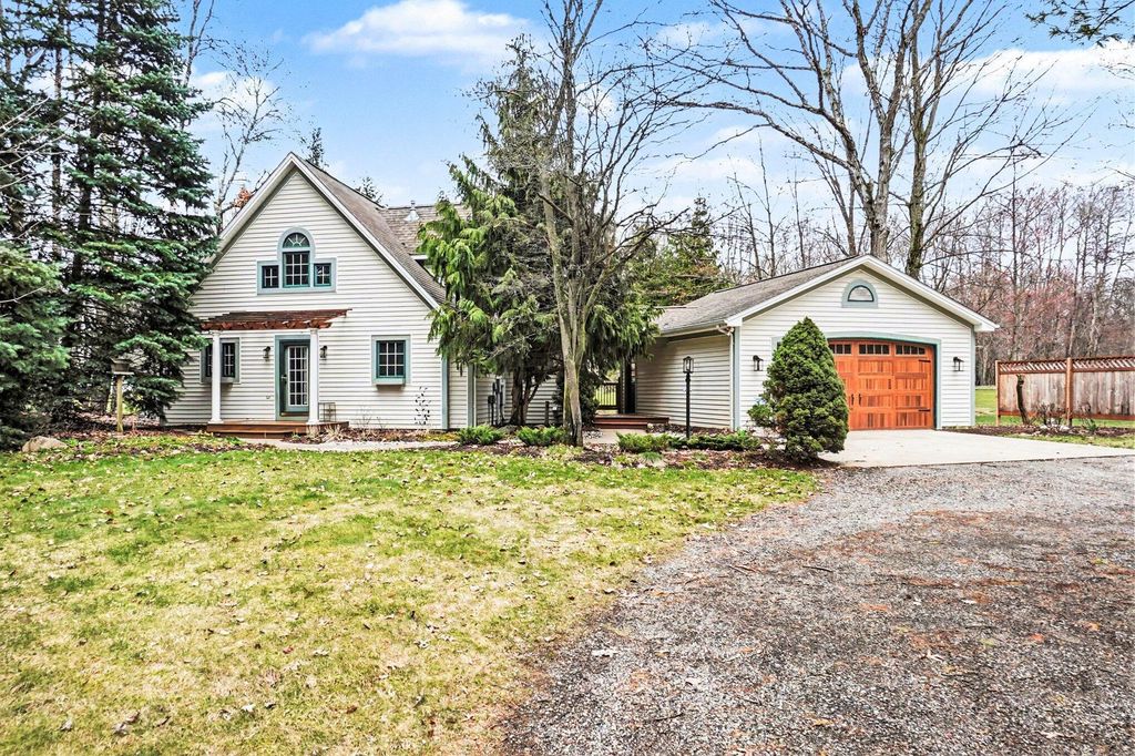 9362 Clubhouse Drive W, Morton township