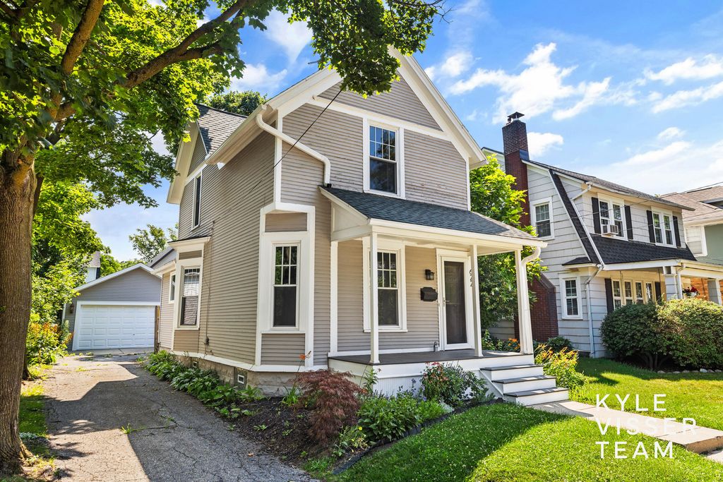 622 Gladstone Drive Se, East Grand Rapids city