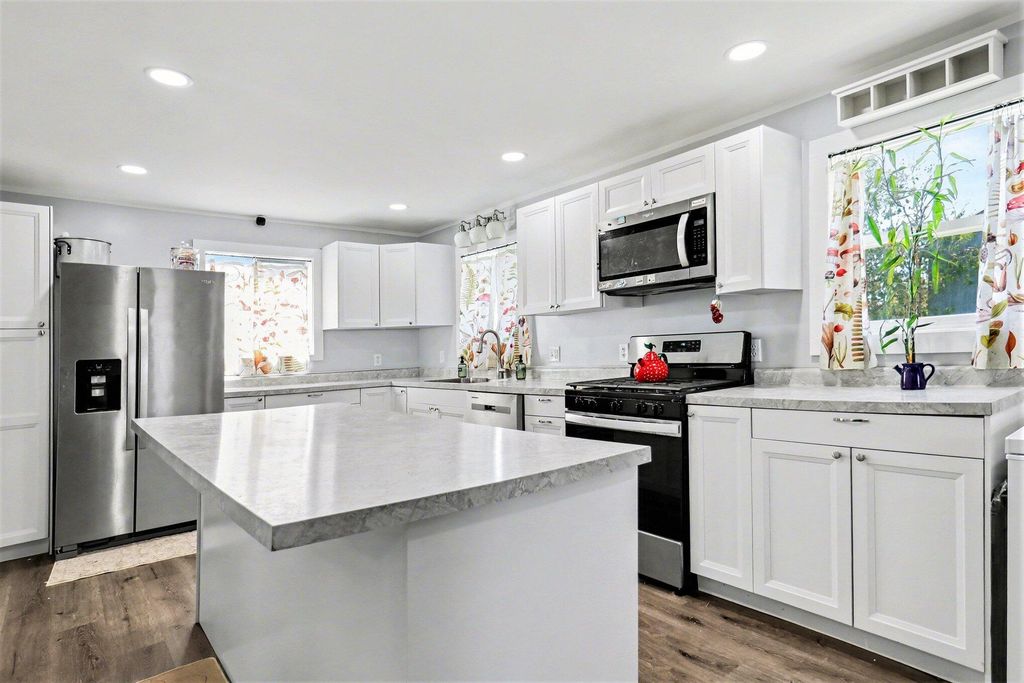 136 S Hemlock Street, Evart city