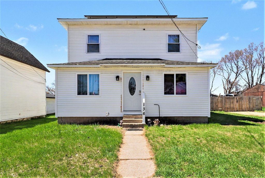 136 S Hemlock Street, Evart