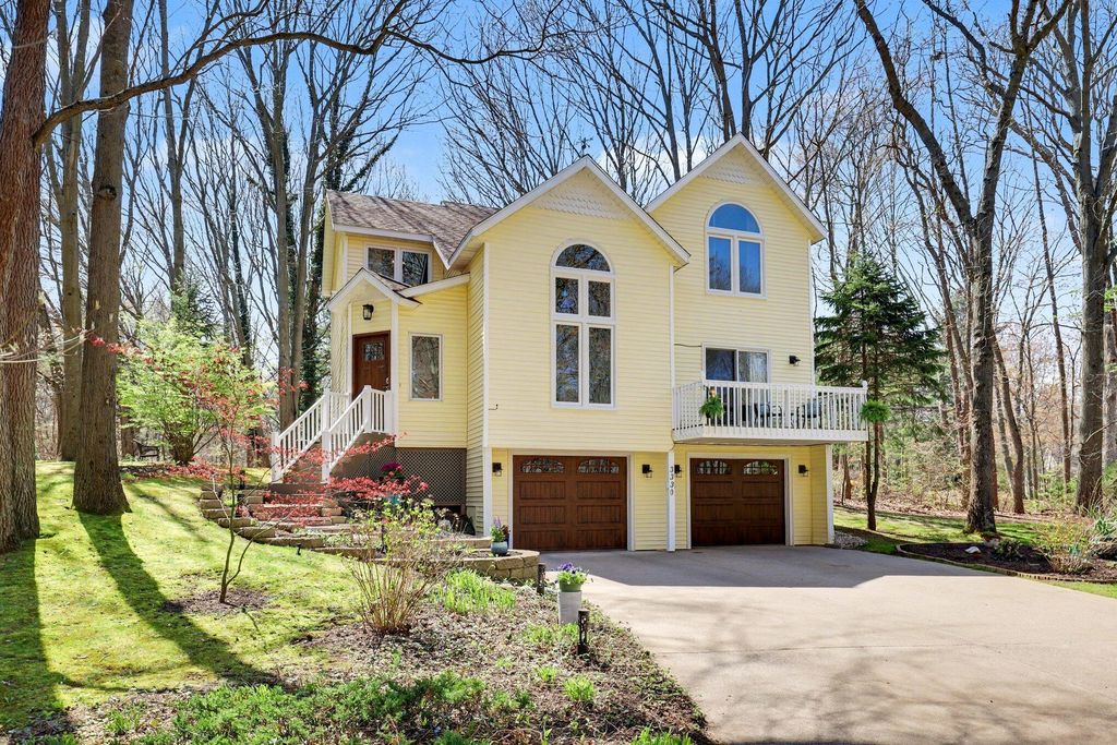 3330 Clearview Lane, Saugatuck township