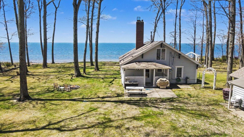 2013 N Scenic Drive, Laketon township