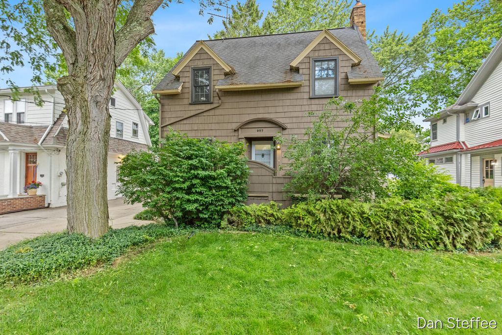 957 Maxwell Avenue Se, East Grand Rapids city
