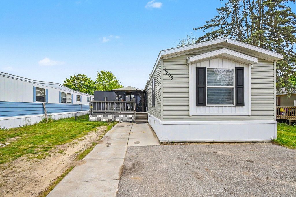 5208 Village Drive Sw, Wyoming city