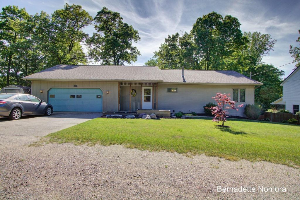 12167 Reyburn Drive Ne, Algoma township