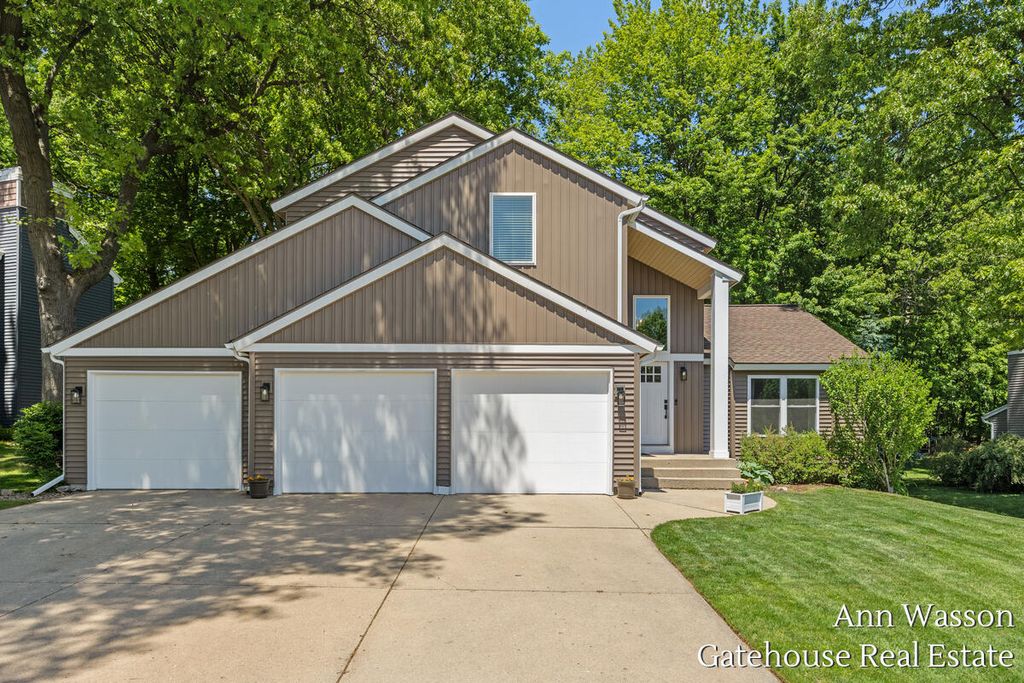 6007 Arroyo Vista Drive Ne, Cannon township
