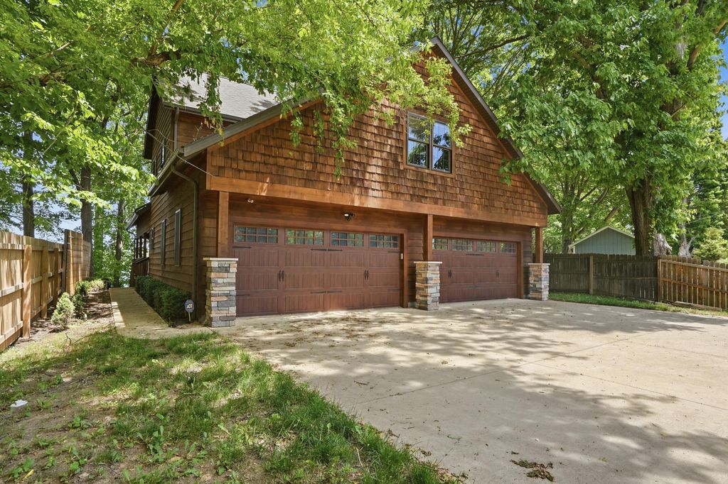 17812 Arnwine Drive, Calvin township