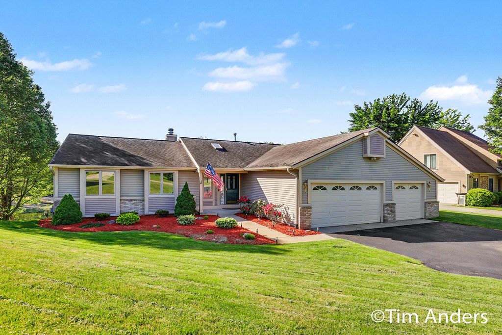 6090 Arroyo Vista Drive Ne, Cannon township