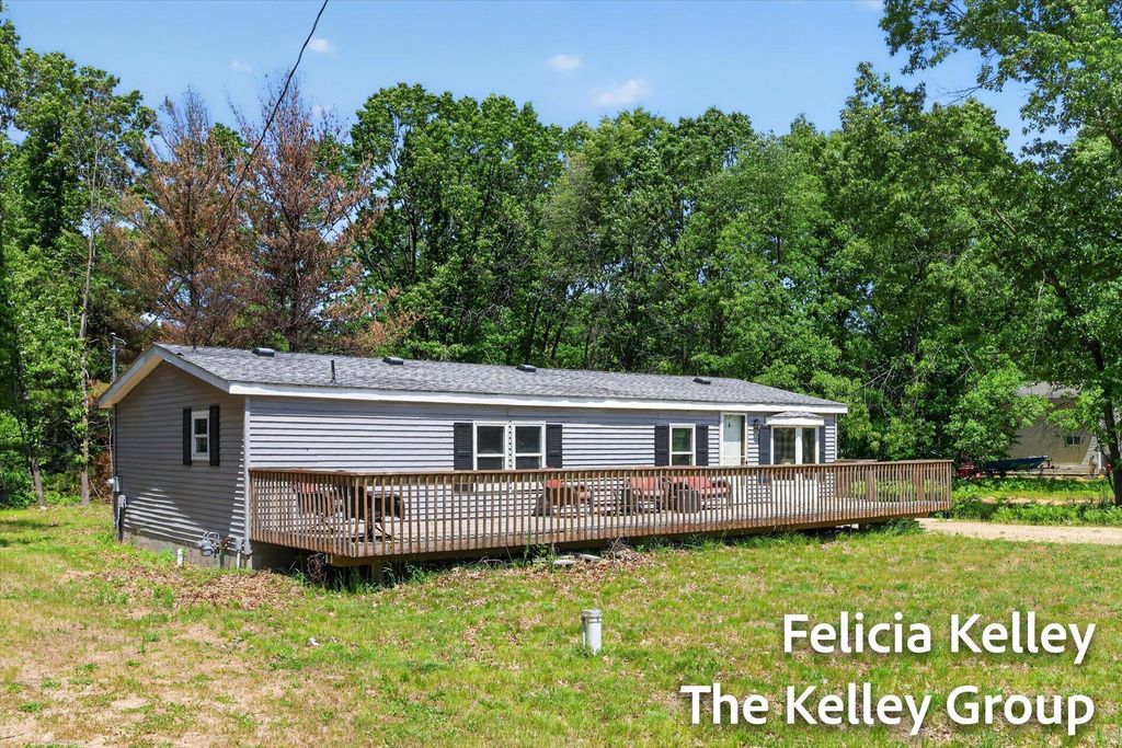 17158 Seneca Court, Winfield township