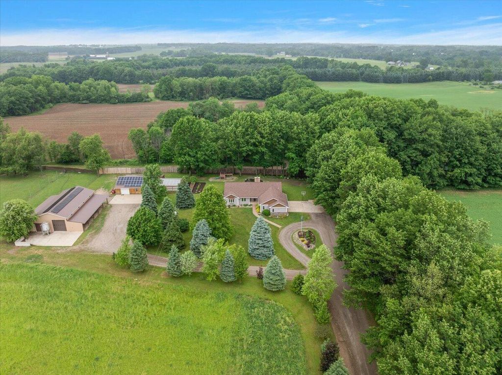 805 W Moore Road, Ashland township