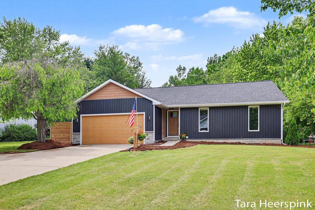 6237 Arroyo Vista Drive Ne, Cannon township