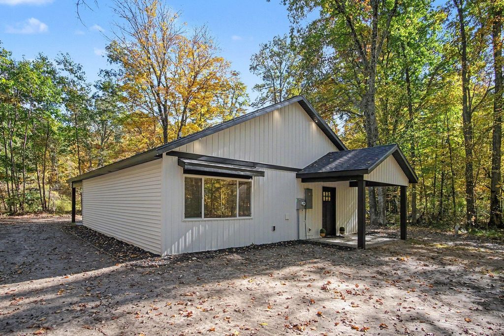 9066 Agawa Trail, Howard City