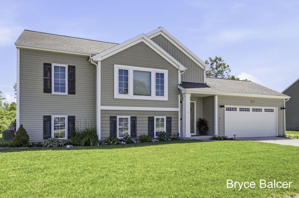 338 Vansen Drive, Kent City village