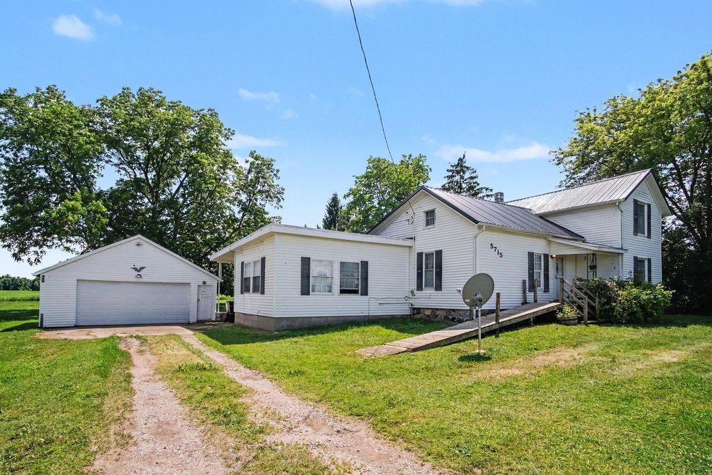 5715 Potters Road, Easton township