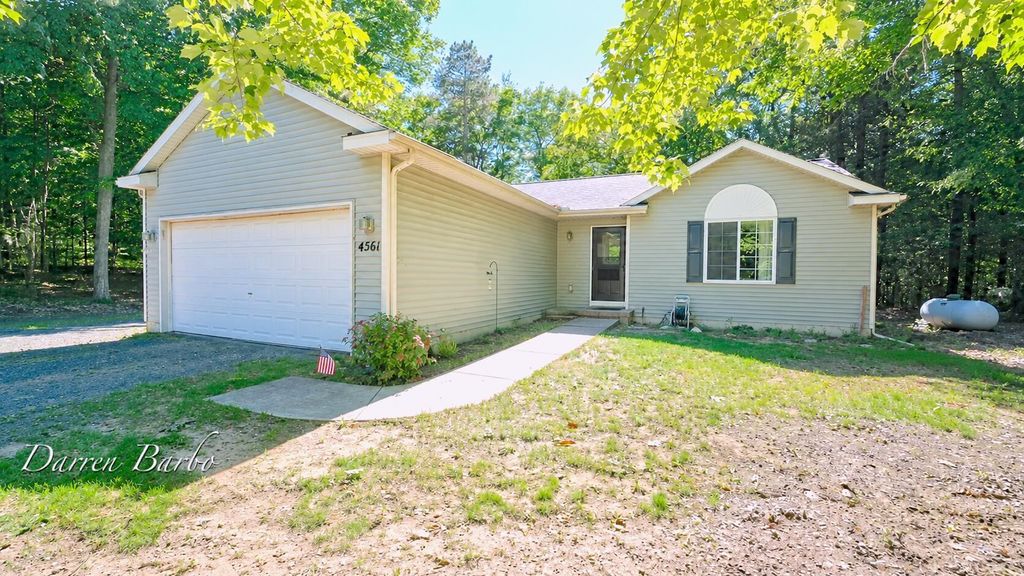 4561 N Pine Avenue, Golden township
